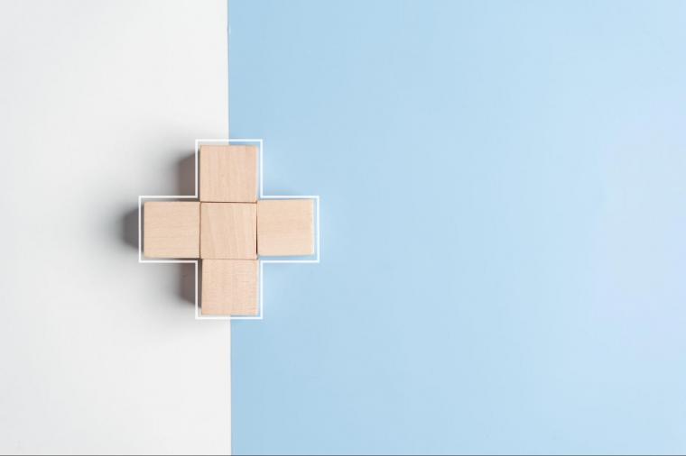 インプラント治療における静脈内鎮静法:メリット・デメリットを徹底解説