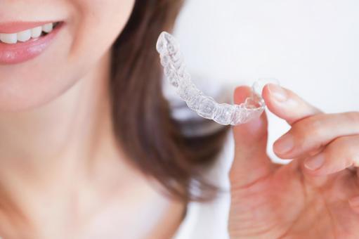 年齢とともに前歯がズレる理由とは？放置してはいけない原因と対策を解説