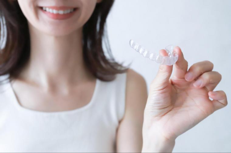 インビザラインのゴムかけが必要な理由とは?種類・つけ方・注意点を解説