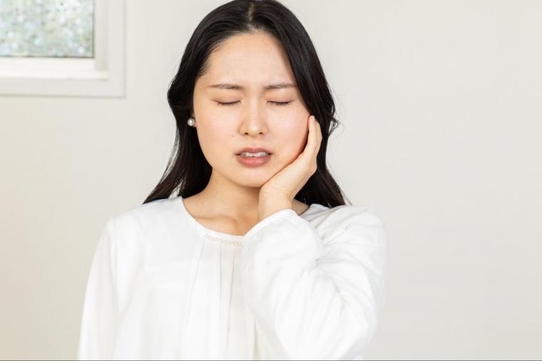 ホワイトニングで知覚過敏が起きる原因と年齢別の対策を歯科医が解説