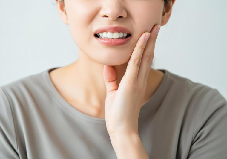 ホワイトニングで知覚過敏が起きる原因と年齢別の対策を歯科医が解説