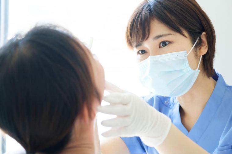 ホワイトニングで知覚過敏が起きる原因と年齢別の対策を歯科医が解説